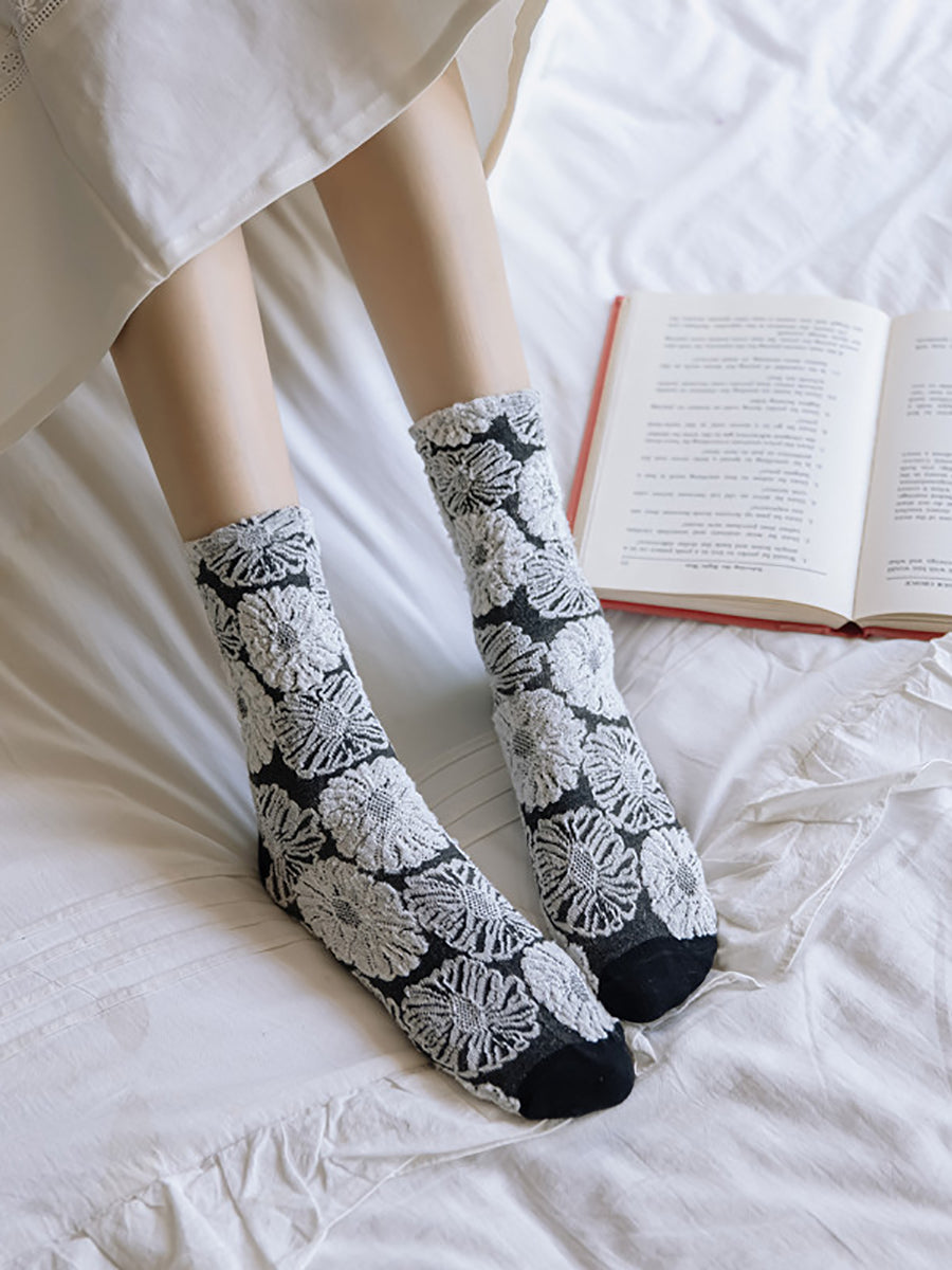 3 Pairs Women Artsy Flower Jacquard Black White Socks