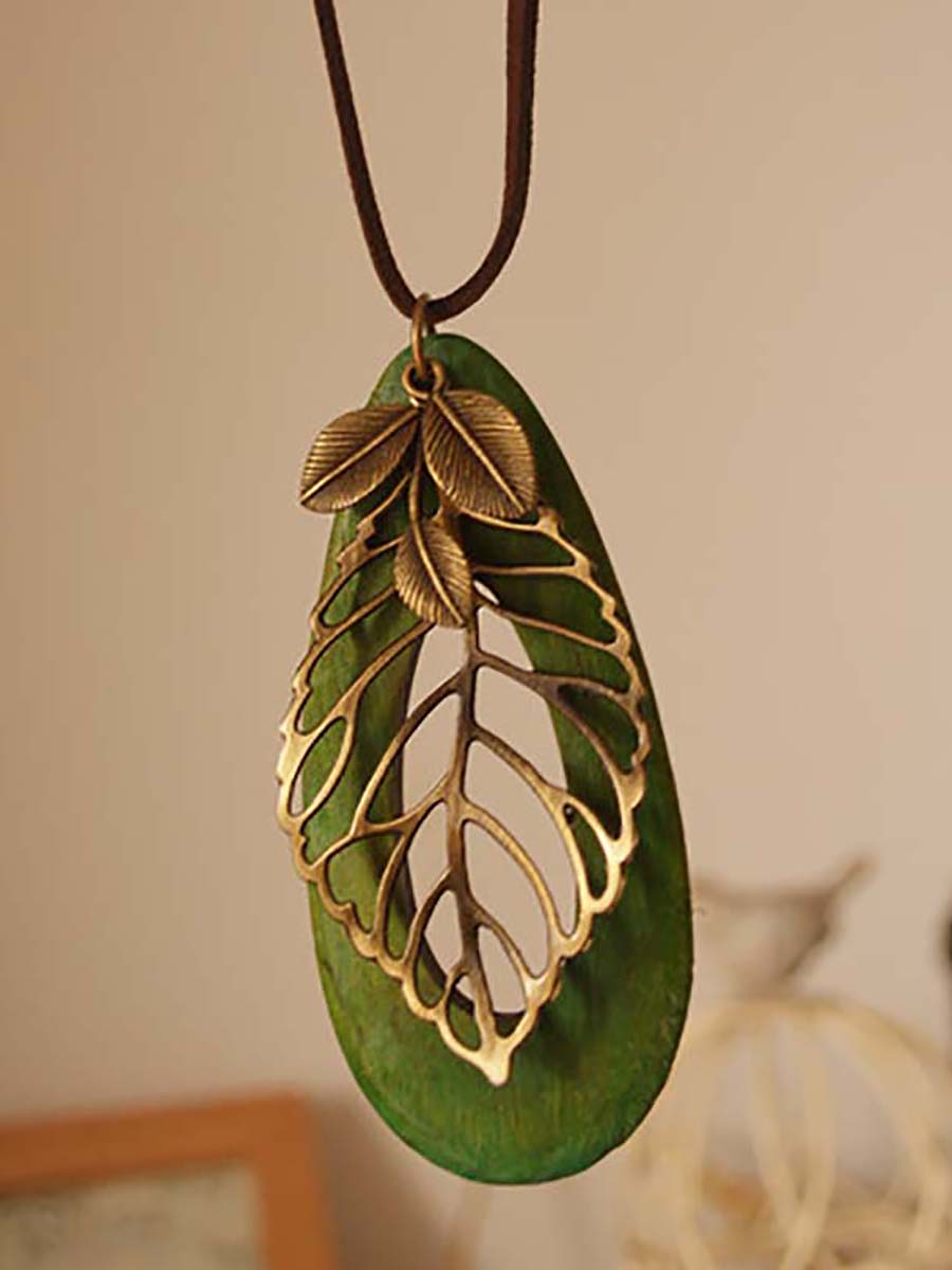 Artsy Hollow Out Metal Leaf Oval Wool Necklace