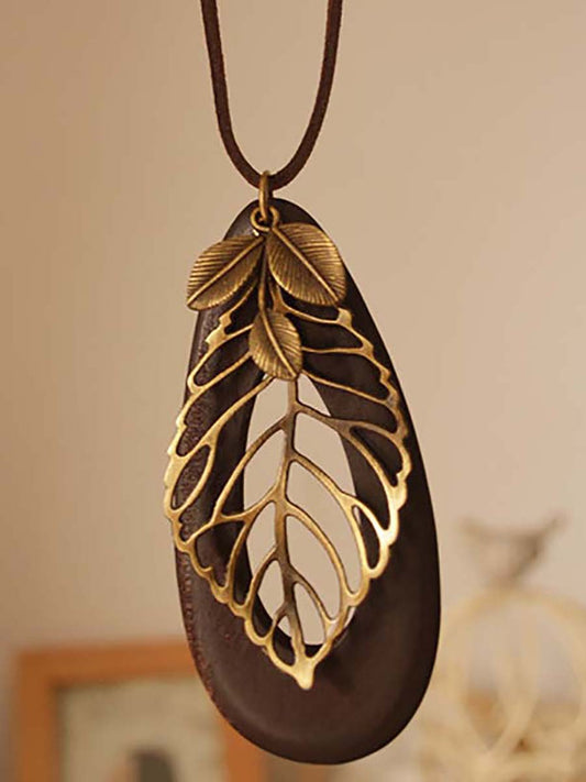 Artsy Hollow Out Metal Leaf Oval Wool Necklace